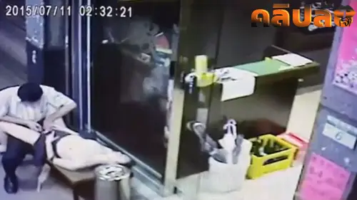 คลิปหลุดแอบถ่าย พนังานร้านชาบูแอบเย็ดกันหลังร้านตอกกำลังเก็บครัวปิดร้าน แหวกกางเกงในเอานิ้วล้วงหีเลียหีดูดปากดูดนม เสียบควยเย็ดหีแล้วดูดปากเย็ดพร้อมกันไปด้วย
